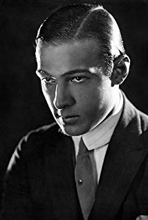 How tall is Rudolph Valentino?